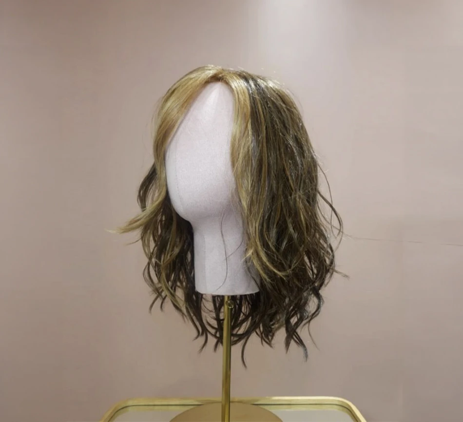 Intérieur salon de coiffure avec mannequin de présentation portant une perruque blonde bob court aux reflets platine