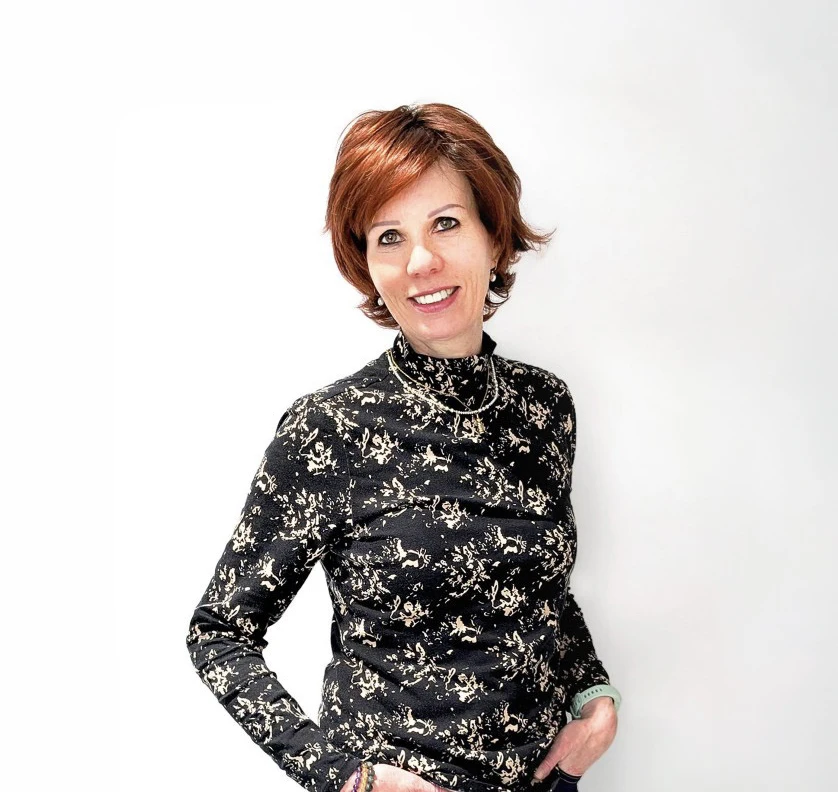 Intérieur moderne avec mannequin tête sur pied doré présentant perruque châtain mi-longue