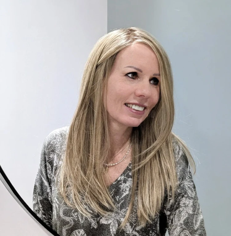 Intérieur moderne avec mannequin tête sur pied doré présentant perruque châtain mi-longue