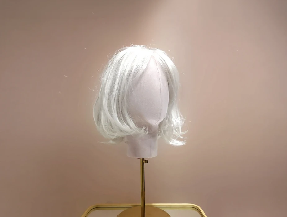 Scène d'intérieur moderne avec mannequin de coiffure sans visage portant une perruque blonde courte
