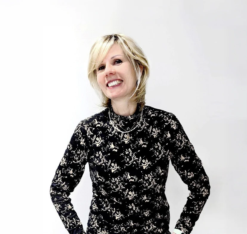 Intérieur salon de coiffure avec mannequin de présentation portant une perruque blonde bob court aux reflets platine