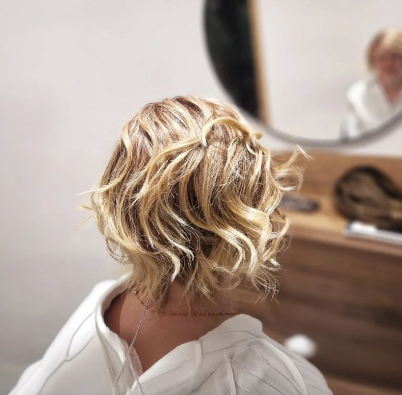 Atelier de confection textile avec mannequin présentant des turbans et bandeaux en tissus à motifs floraux colorés