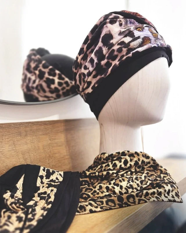 Intérieur moderne avec mannequin tête sur pied doré présentant perruque châtain mi-longue