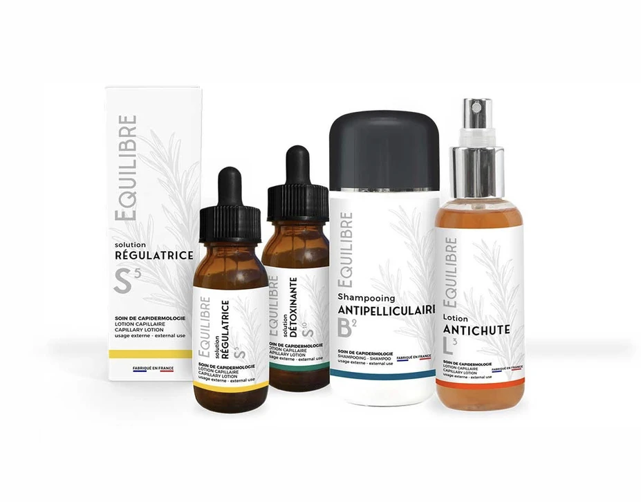 Composition cosmétique sur fond rose pastel avec produits de beauté disposés de manière esthétique