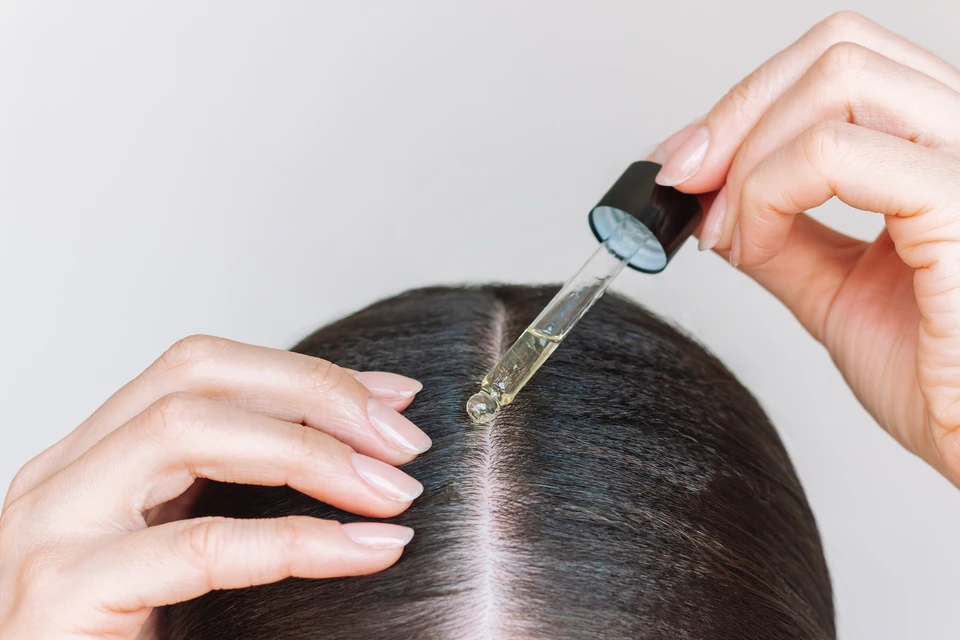 Scène d'intérieur avec plusieurs flacons d'huiles alimentaires disposés sur surface en bois brut