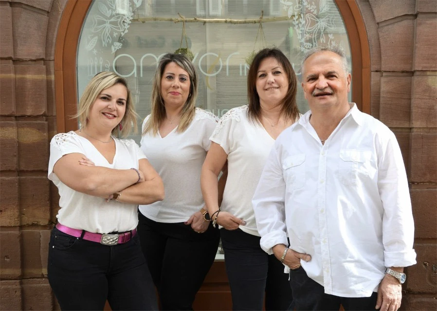 Homme examinant sa chevelure et son cuir chevelu, main droite soulevant les cheveux pour r&eacute;v&eacute;ler une zone de calvitie naissante au niveau de la couronne