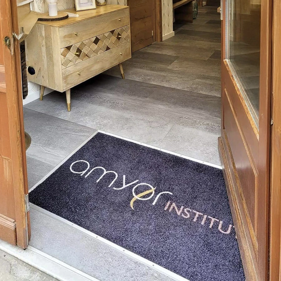 Coiffure de mariage en cours de r&eacute;alisation dans un salon lumineux