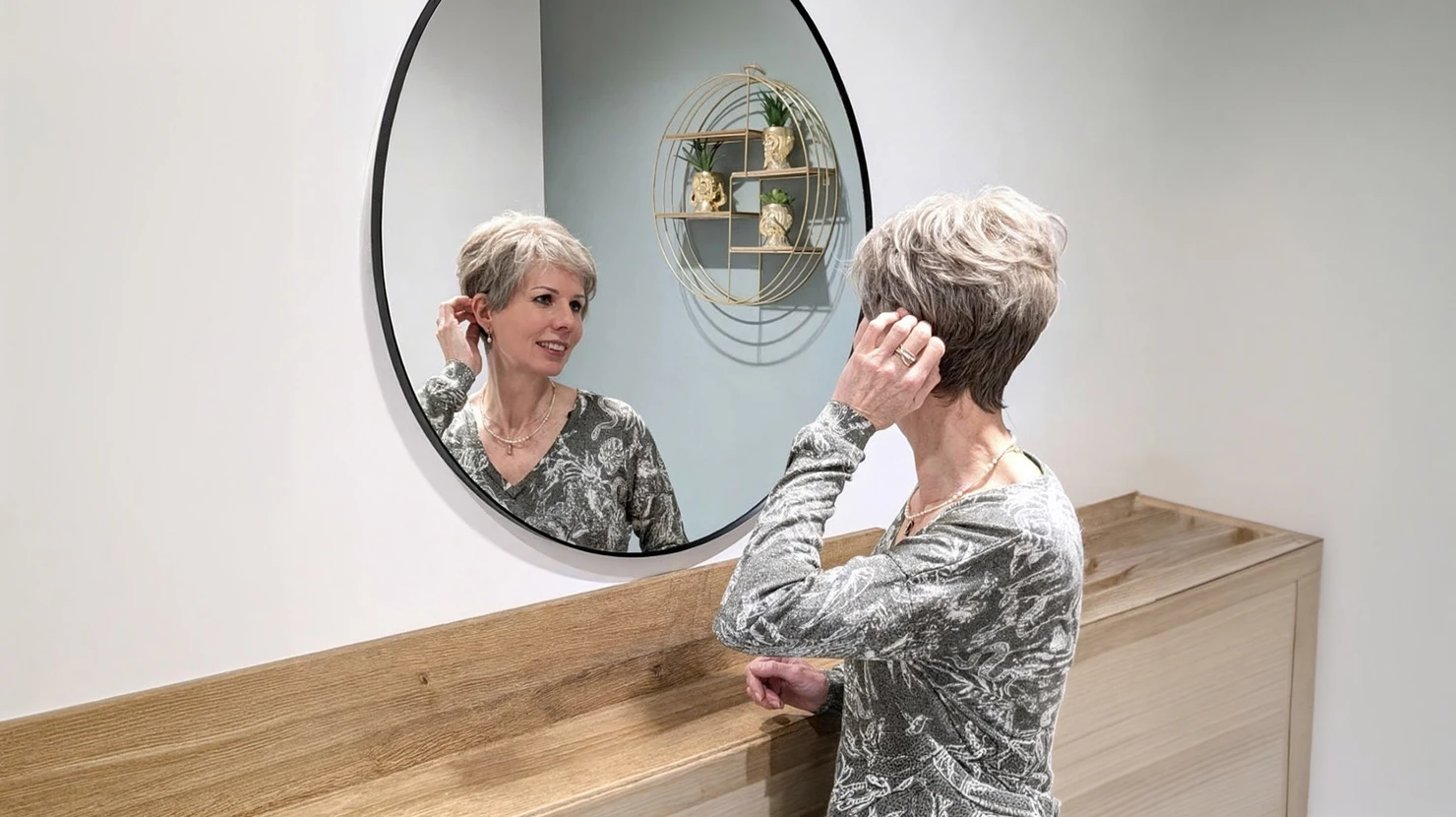 Mannequin de pr&eacute;sentation f&eacute;minin blanc portant une perruque blonde courte au carr&eacute; avec frange, positionn&eacute; sur fond neutre pour d&eacute;monstration commerciale