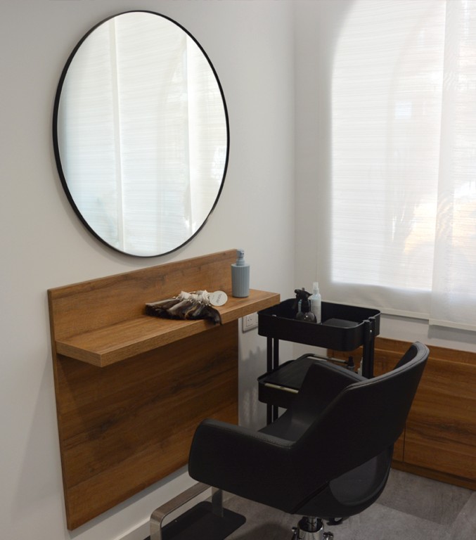 Comprendre les causes de la chute de cheveux chez les hommes et les femmes : solutions et prévention