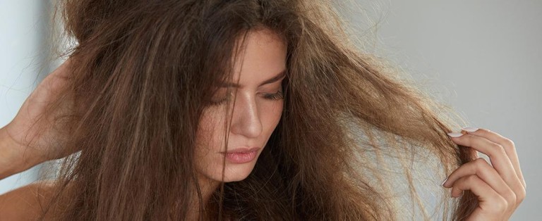 Les agents polluants qui abîment nos cheveux