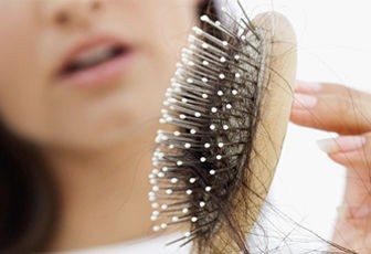 Chute de cheveux : les solutions