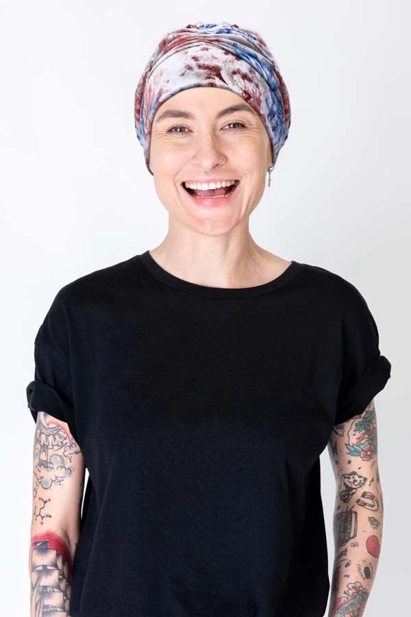 Femme souriante aux cheveux blonds longs en consultation ou entretien professionnel dans un environnement intérieur moderne et lumineux