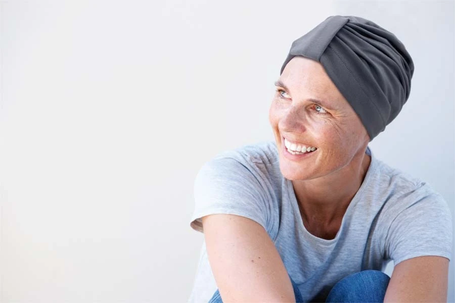 Intérieur d'un salon de coiffure professionnel avec perruque blonde aux reflets dorés présentée sur tête mannequin blanche