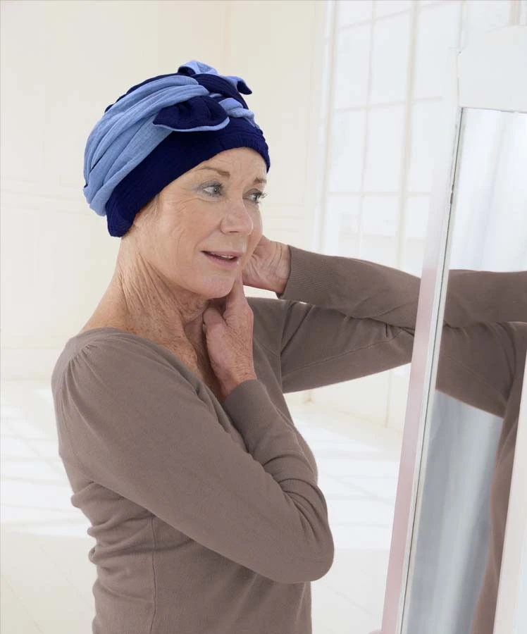 Intérieur salon de coiffure avec perruque blonde mi-longue dégradée présentée sur tête de mannequin en polystyrène blanc