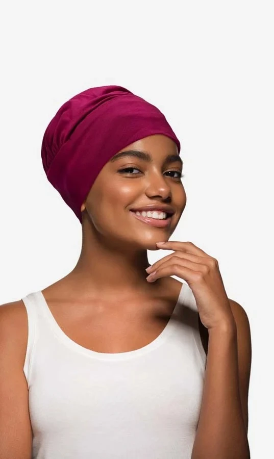 Intérieur moderne avec mannequin tête sur pied doré présentant perruque châtain mi-longue