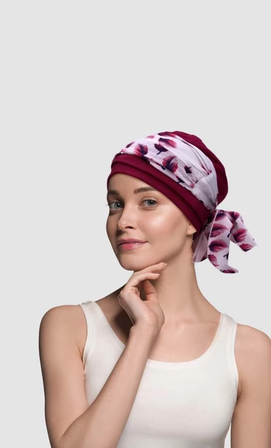 Femme souriante en intérieur sur fond blanc neutre, regard confiant et professionnel