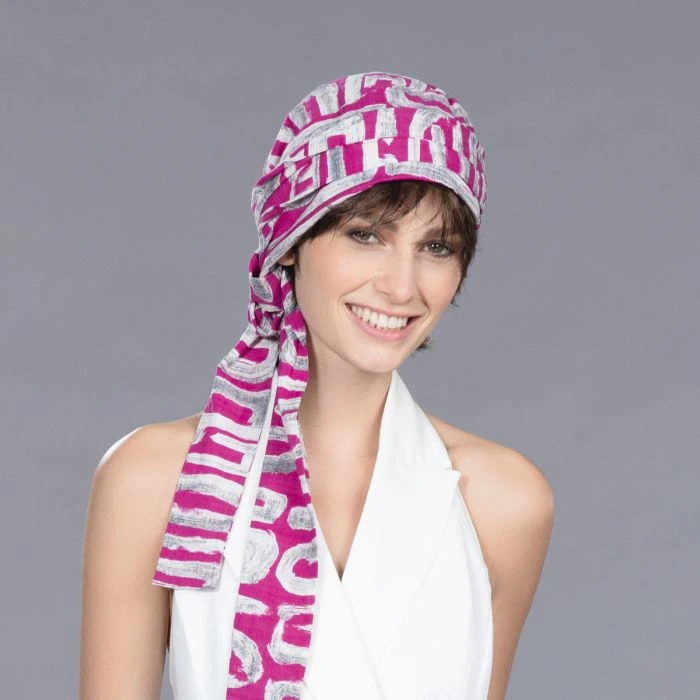 Femme souriante en intérieur sur fond blanc neutre, regard confiant et professionnel