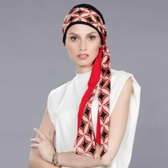 Femme souriante en intérieur sur fond blanc neutre, regard confiant et professionnel