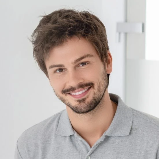 Femme souriante en intérieur sur fond blanc neutre, regard confiant et professionnel