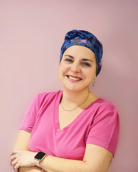 Intérieur moderne avec mannequin tête sur pied doré présentant perruque châtain mi-longue