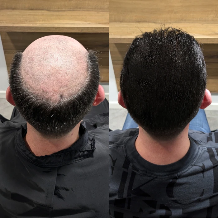 Intérieur salon de coiffure avec perruque blonde mi-longue dégradée présentée sur tête de mannequin en polystyrène blanc