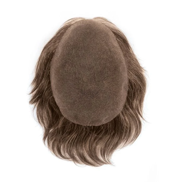 Femme souriante en intérieur portant un bandeau coloré à motifs floraux et un top noir à épaules dénudées