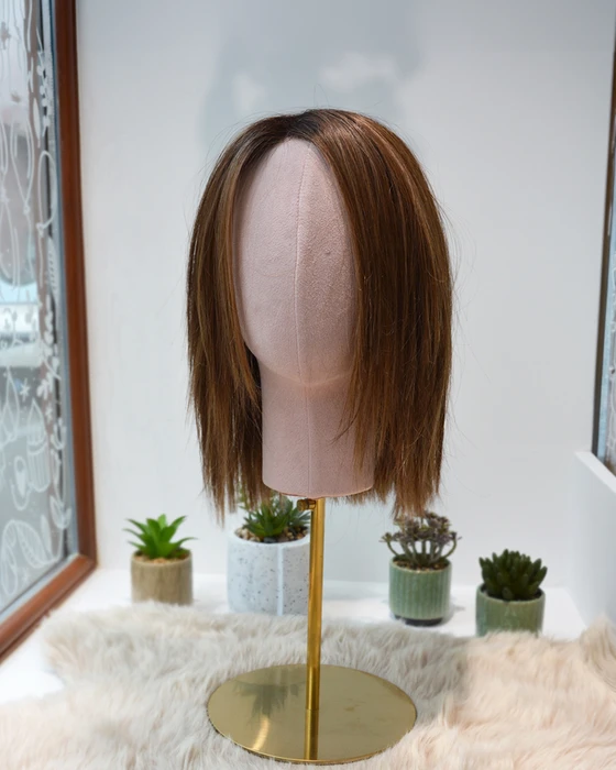Femme souriante en intérieur sur fond blanc neutre, regard confiant et professionnel