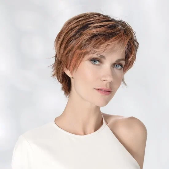 Femme souriante en intérieur sur fond blanc neutre, regard confiant et professionnel