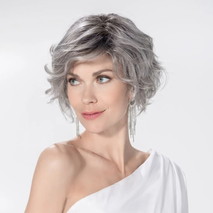 Intérieur salon de coiffure avec perruque blonde mi-longue dégradée présentée sur tête de mannequin en polystyrène blanc