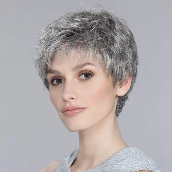 Femme souriante en intérieur sur fond blanc neutre, regard confiant et professionnel