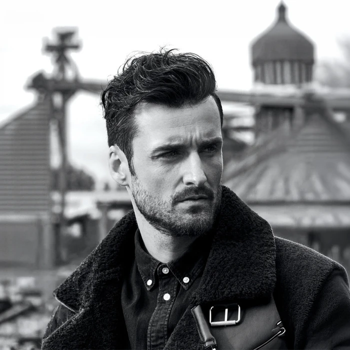 Intérieur d'un salon de coiffure professionnel avec perruque blonde aux reflets dorés présentée sur tête mannequin blanche