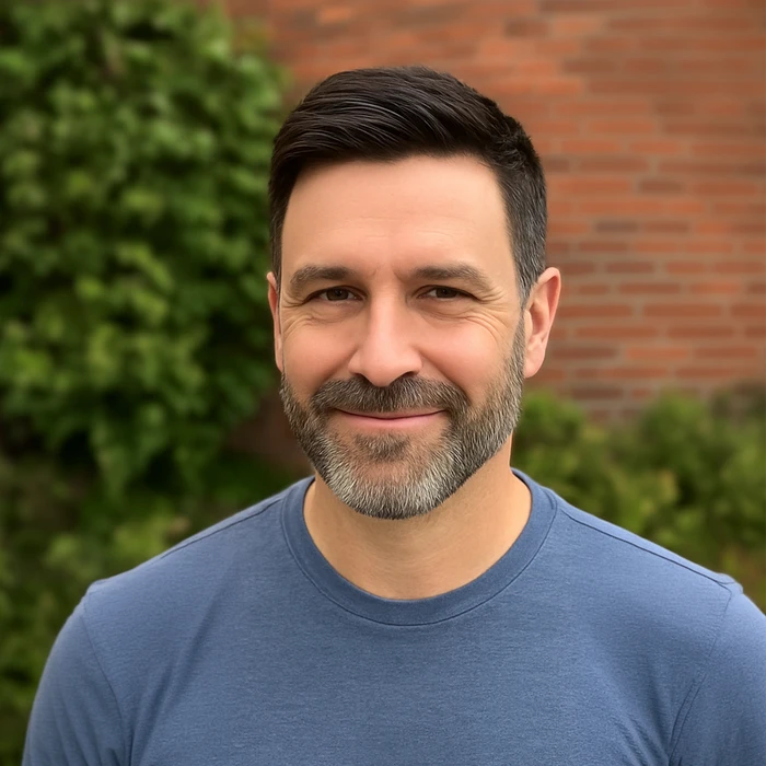 Intérieur de salon de coiffure avec cliente assise dos tourné, cheveux blonds mi-longs aux boucles voluptueuses fraîchement coiffées