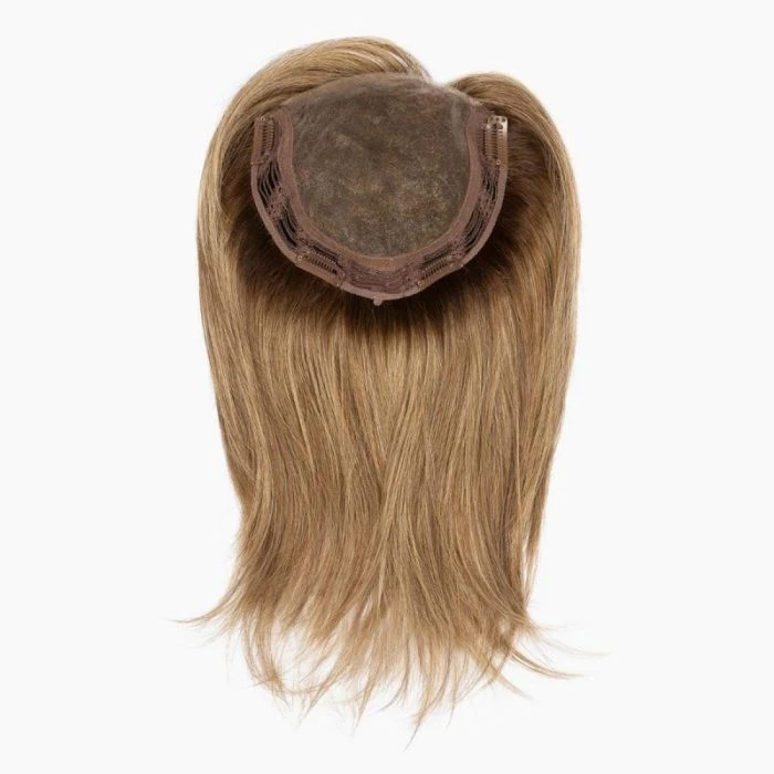 Femme souriante en intérieur portant un bandeau coloré à motifs floraux et un top noir à épaules dénudées